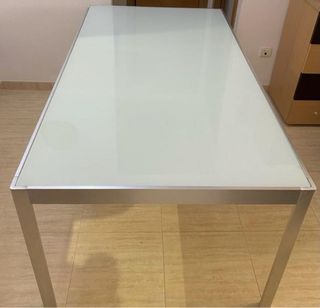 Mesa de cristal y metal plateado