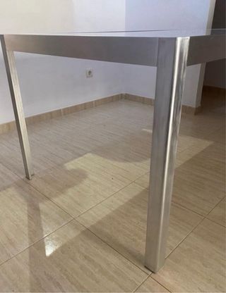 Mesa de cristal y metal plateado