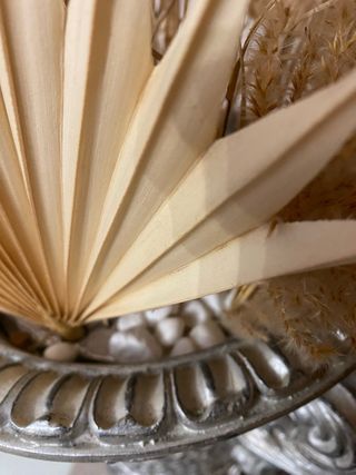 Centro de mesa con palmas y floral seco