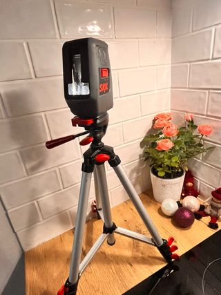 Nivel láser SKIL con trípode