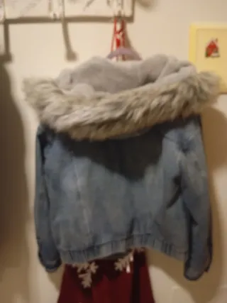 Chaqueta vaquera con pelo capucha nueva