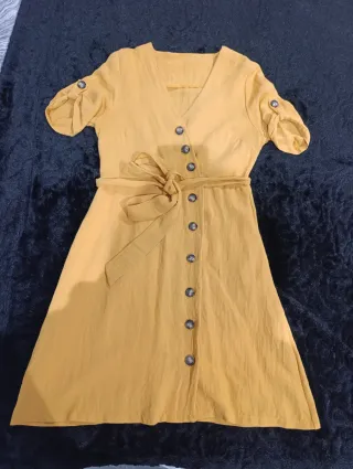 Vestido amarillo de verano con cinturón
