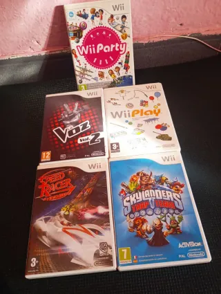 Confezione 5 Giochi Wii: Wii Party, Wii Play, La Voz, Speed Racer, Skylanders Trap Team