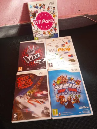 Confezione 5 Giochi Wii: Wii Party, Wii Play, La Voz, Speed Racer, Skylanders Trap Team