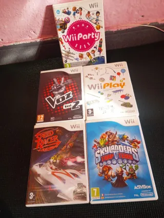 Confezione 5 Giochi Wii: Wii Party, Wii Play, La Voz, Speed Racer, Skylanders Trap Team