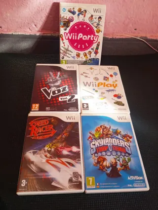 Confezione 5 Giochi Wii: Wii Party, Wii Play, La Voz, Speed Racer, Skylanders Trap Team