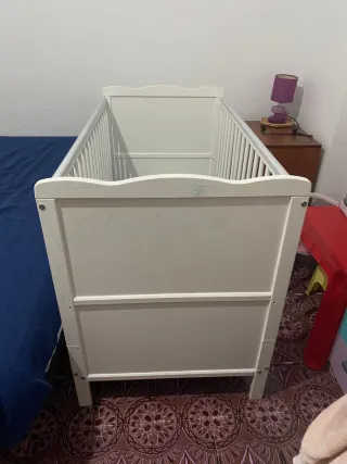 Culla bianca in legno