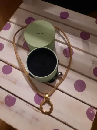 Colgante Tous Flor Dorado y Cordón Marrón