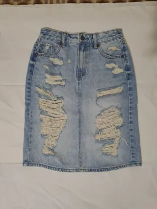 Falda vaquera desgastada