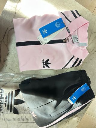 Tuta Adidas rosa e pantalone nero