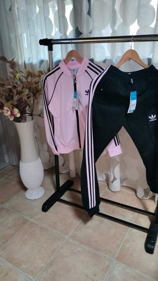 Tuta Adidas rosa e pantalone nero
