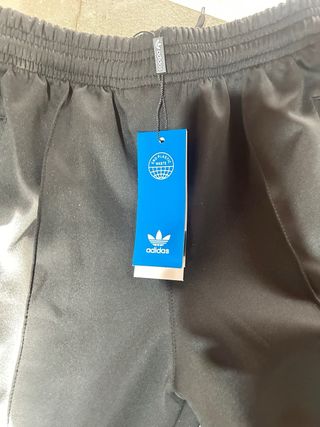 Tuta Adidas rosa e pantalone nero