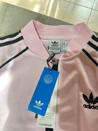 Tuta Adidas rosa e pantalone nero
