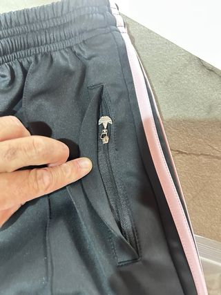 Tuta Adidas rosa e pantalone nero