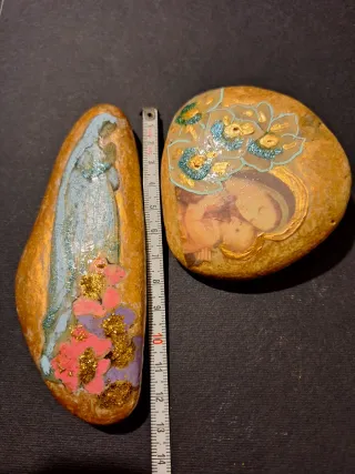 Madonnina dipinta su pietra con fiori