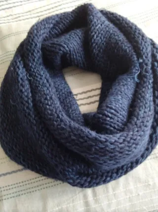 Bufanda azul tejida