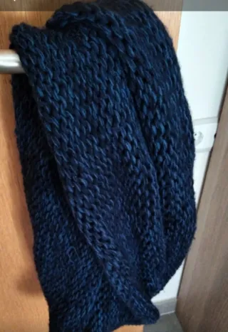 Bufanda azul tejida