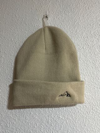 Gorro beige con bordado de montaña