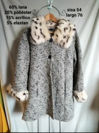 Abrigo gris con cuello y puños de pelo