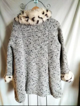 Abrigo gris con cuello y puños de pelo