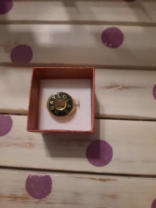 Anillo negro y dorado