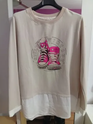 Camisa beige con estampado de zapatillas