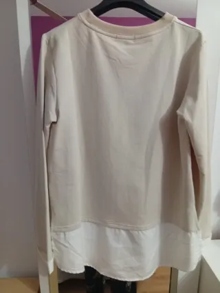 Camisa beige con estampado de zapatillas