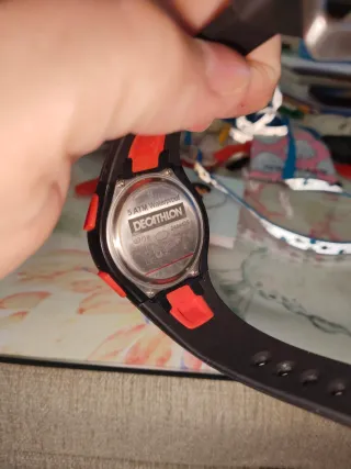 Reloj Decathlon Negro y Rojo