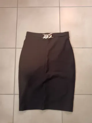 Falda elegante con detalle de cadena