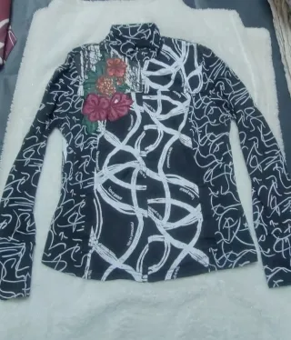 Chaqueta estampada flores y letras