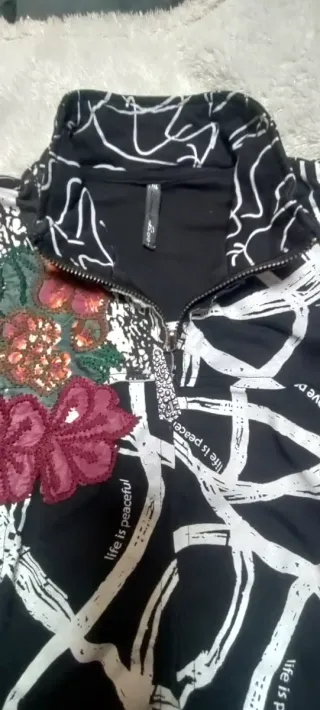 Chaqueta estampada flores y letras