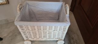 Cesta de mimbre con ruedas y forro