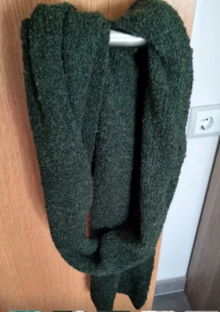 Bufanda verde de punto grueso