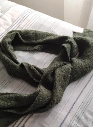 Bufanda verde de punto grueso