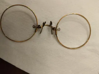 Occhiali stringinaso antichi