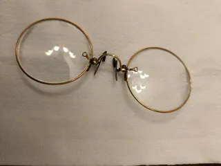 Occhiali stringinaso antichi