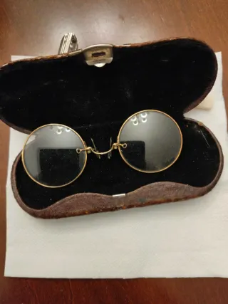 Occhiali stringinaso antichi