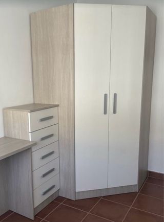 Armario esquinero beige y blanco