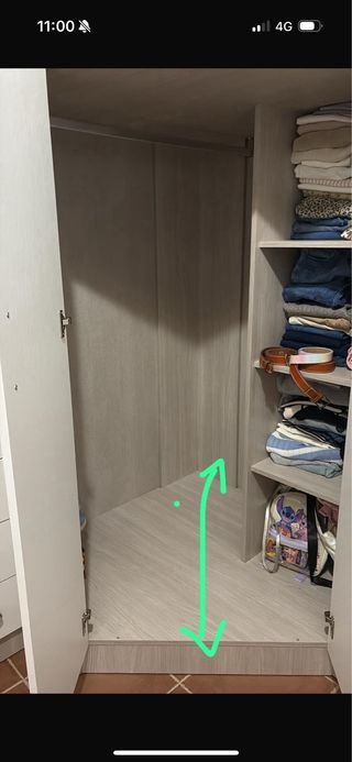 Armario esquinero beige y blanco