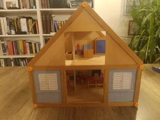 Casa di bambole in legno. COME NUOVA.