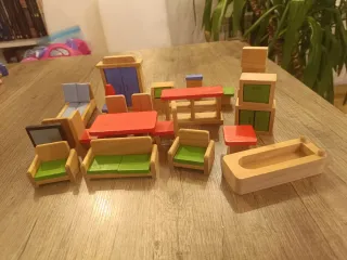 Casa di bambole in legno. COME NUOVA.