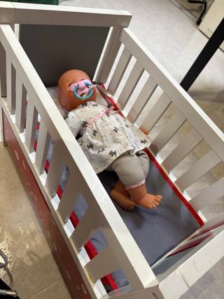 Bambola Nenuco con culla in legno