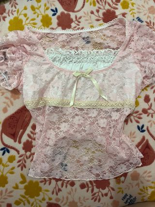 Top con encaje rosa y blanco.