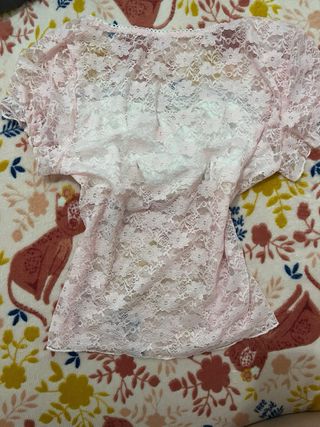 Top con encaje rosa y blanco.