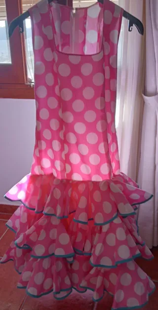 Vestido de flamenca rosa lunares blancos