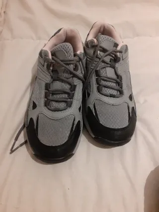 Zapatillas deportivas grises y negras Boriken