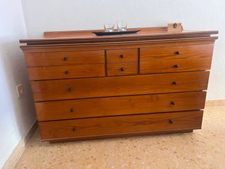 Cómoda de madera con cajones