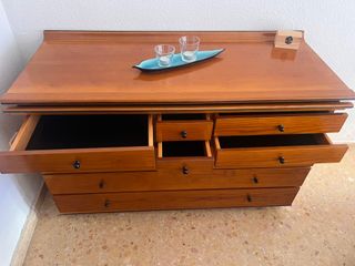 Cómoda de madera con cajones