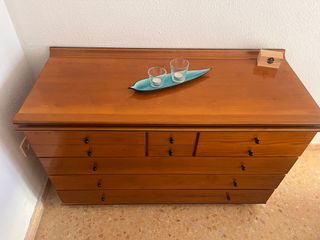 Cómoda de madera con cajones