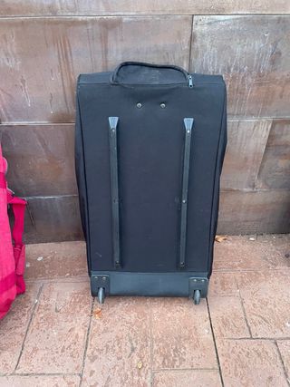 Maleta Kipling Semi-rígidas Rosa y maletas negras